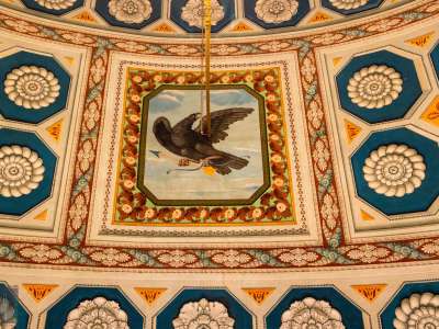 ...chiudono al centro la raffigurazione di un�aquila nera con una freccia dorata tra gli artigli